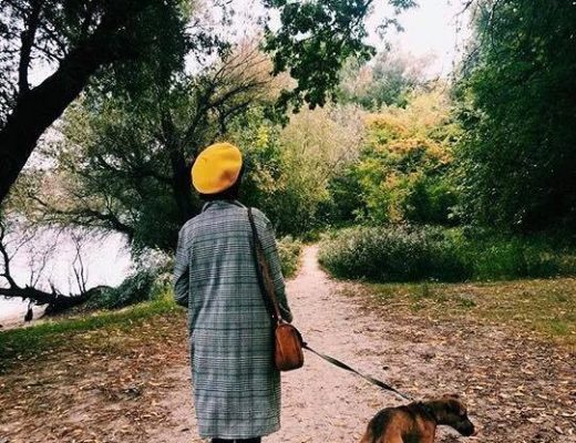 Devojka šeta psa